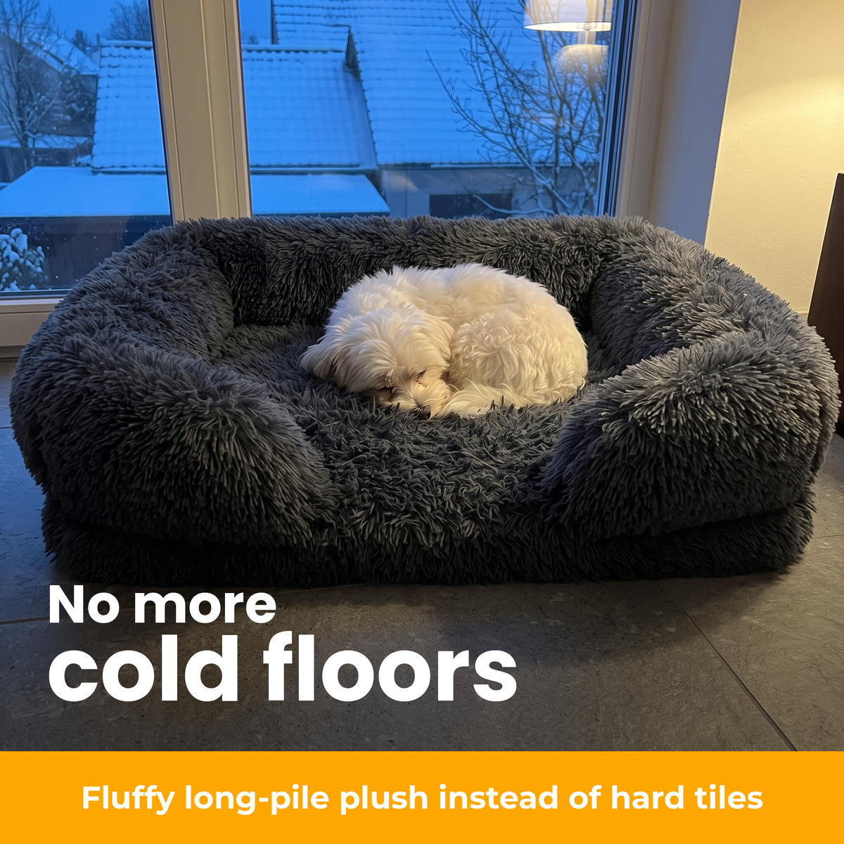 [en] CloudCouch – Small dog snuggled into the long-pile plush